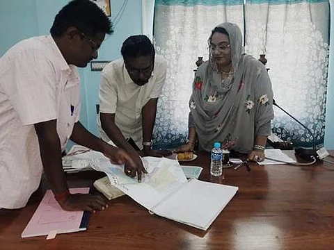 நகர வரைப்படத்தை, அவைக் கூடத்திற்குள் கொண்டு வந்து பார்வையிட்ட நகர மன்ற உறுப்பினர்கள் மற்றும் தலைவர் மு.பாத்திமா பஷீரா.
