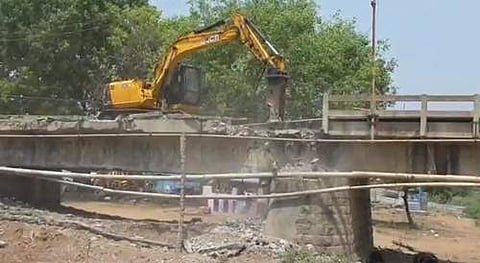 133 மூன்று ஆண்டுக்கு முன் கட்டப்பட்ட பழமை வாய்ந்த கோட்டை மேம்பாலத்தை பெரிய இயந்திரங்கள் மூலம் இடிக்கும் பணி நடைபெறுகிறது.