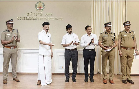 காவல் உதவி செயலியை தமிழக முதல்வர் மு.க.ஸ்டாலின் தொடங்கி வைத்தார்.