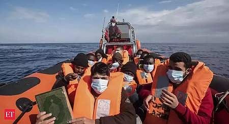 லிபியா படகு கவிழ்ந்து 90 அகதிகள் பலி