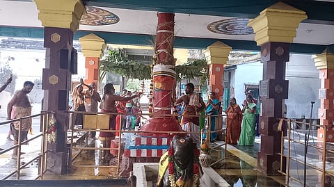 ராமநாதபுரம் மீனாட்சி சொக்கநாதா் கோயிலில் சித்திரைப் பெருவிழாவையொட்டி செவ்வாய்க்கிழமை நடைபெற்ற கொடியேற்றம்.