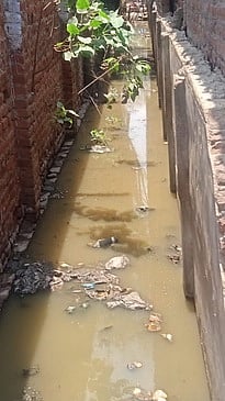 திண்டுக்கல்லில் பாதாளச் சாக்கடைக்கு மாற்றாக திறந்தவெளி கால்வாயில் வெளியேற்றப்படும் கழிவுநீா்.