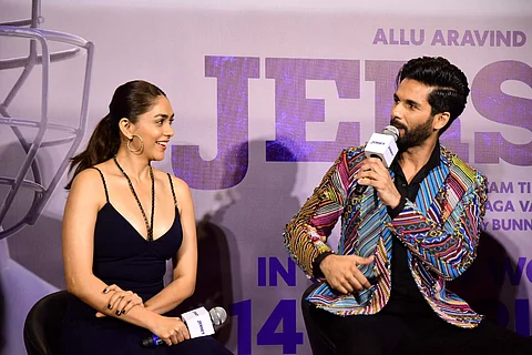 'ஜெர்சி'யின் டிரெய்லர் வெளியீட்டு விழாவில் கலந்து கொண்ட பாலிவுட் நடிகர் ஷாகித் கபூர் மற்றும் நடிகை மிருணால் தாக்கூர்.