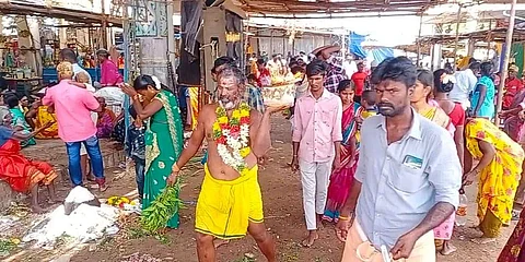 தாயமங்கலம் ஸ்ரீ முத்துமாரியம்மன் கோயில் பங்குனி திருவிழா பொங்கல் வைபவத்தின் போது அக்னிச்சட்டி எடுத்து வேண்டுதலை நிறைவேற்றிய பக்தர்.