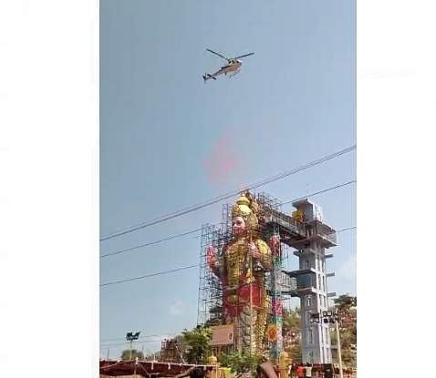 சேலம் அருகே உலகிலேயே உயரமான முத்துமலை முருகன் கோயிலில் கும்பாபிஷேகம்: ஹெலிகாப்டர் மூலம் முருகனுக்கு அர்ச்சனை (விடியோ)                        