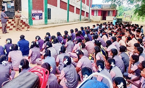 நிகழ்ச்சியில் மாணவ, மாணவிகளிடையே பேசும் காவல் ஆய்வாளா் சுகுணா.