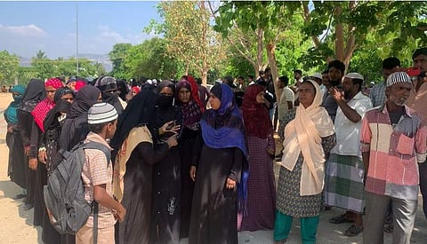 போராட்டத்தில் ஈடுபட்ட பெற்றோர்கள், மாணவர்கள்.