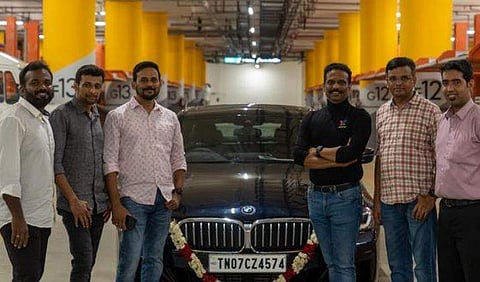 ஊழியர்களுடன் கிஸ்ஃப்ளோ நிறுவனர் சுரேஷ் சம்மந்தம்(வலமிருந்து மூன்றாவது)
