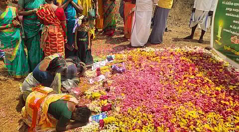 வீரப்பனால் கண்ணிவெடித் தாக்குதலில் உயிரிழந்தவர்களுக்கு அஞ்சலி செலுத்தும் நிகழ்வு.