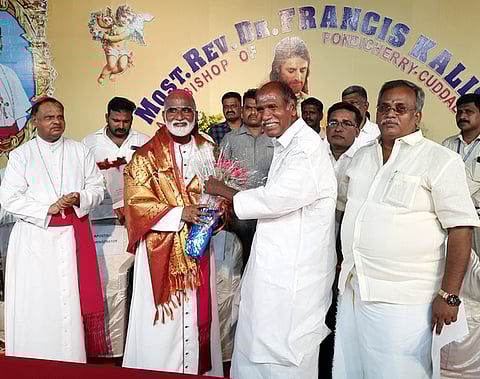 புதுச்சேரி - கடலூா் உயா்மறை மறைமாவட்ட பேராயராக பதவியேற்ற பிரான்சிஸ் கலிஸ்டுக்கு வாழ்த்துத் தெரிவித்த முதல்வா் என்.ரங்கசாமி. உடன் சட்டப் பேரவைத் தலைவா் ஆா்.செல்வம் உள்ளிட்டோா்.