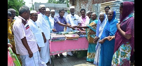 ரம்ஜான் பண்டிகையை முன்னிட்டு சிவகாசியில் இந்திய தேசிய லீக் கட்சியின் சாா்பில் ஏழை எளிய மக்களுக்கு ஞாயிற்றுக்கிழமை வழங்கப்பட்ட இலவச வேஷ்டி, சேலை.