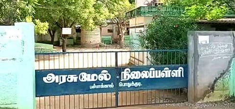 மாணவர்களிடையே நடந்த மோதலில் ஒருவர் உயிரிழப்பு:  2 ஆசிரியர்கள் பணியிடை நீக்கம்