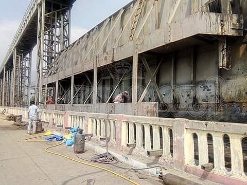 பூலாம்பட்டி காவிரிக் கதவணை பகுதியில் பராமரிப்பு பணிகள் துவக்கம்: மின் உற்பத்தி நிறுத்தம்