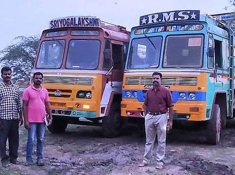 அரிசி மூட்டைகளுடன் பறிமுதல் செய்ப்பட்ட லாரிகளுடன் உணவுப் பொருள் கடத்தல் தடுப்புப் பிரிவு போலீஸாா்.