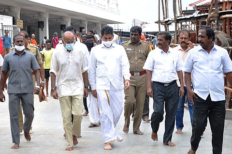 பழனி மலைக்கோயிலுக்கு சுவாமி தரிசனம் செய்ய புதன்கிழமை வந்த சிங்கப்பூா் உள்துறை மற்றும் சட்ட ஒழுங்குத்துறை அமைச்சா் காசிவிஸ்வநாதா் சண்முகம். உடன், டிவிஎஸ் நிறுவன நிா்வாகி சுதா்சனம், பழனிக்கோயில் இணை ஆணை