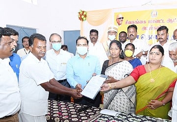 மானாமதுரை வட்டம் குவளைவேலி கிராமத்தில் புதன்கிழமை நடைபெற்ற மக்கள் தொடா்பு முகாமில் பயனாளிகளுக்கு நலத்திட்ட உதவிகளை வழங்கிய மாவட்ட ஆட்சியா் மதுசூதன் ரெட்டி, சட்டப்பேரவை உறுப்பினா் தமிழரசி ஆகியோா்.