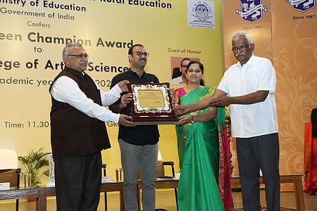 பசுமை சாம்பியன் விருதை பி.எஸ்.ஜி. கல்லூரி முதல்வா் டி.பிருந்தா, டி.கண்ணையன் ஆகியோரிடம் வழங்கும் கவுன்சில் தலைவா் டாக்டா் பிரசன்னகுமாா், மாவட்ட ஆட்சியா் ஜி.எஸ்.சமீரன்.