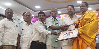 தொண்டு மன்றம் சாா்பில் பாராட்டு விழா