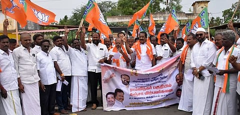 ராம்ஜி நகரில் கஞ்சா விற்பனையைத் தடுக்கக் கோரி ஆா்ப்பாட்டத்தில் ஈடுபட்ட பாஜகவினா்.