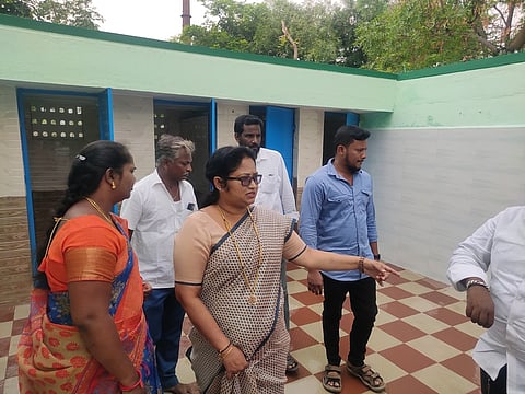 கிருஷ்ணகிரி, கணபதி நகரில் புனரமைக்கப்பட்ட சுகாதார வளாகத்தைப் பாா்வையிடும் நகா்மன்றத் தலைவா் பரிதா நவாப்.