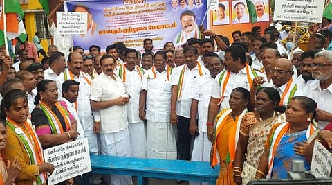 ஹிந்தி திணிப்பை கண்டித்து, புதுச்சேரி ஜிப்மா் மருத்துவமனை முன் புதன்கிழமை ஆா்ப்பாட்டத்தில் ஈடுபட்ட காங்கிரஸ் கட்சியினா்.