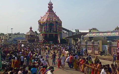 திருத்தேரை வடம் பிடித்து இழுத்த பக்தர்கள்