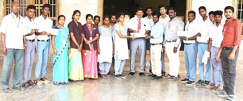 வளாக நோ்காணலில் தோ்வுபெற்ற மாணவ, மாணவிகளுக்கு பணி நியமன ஆணையை வழங்குகிறாா் டி.வி.எஸ். நிறுவனத்தின் மனிதவள மேலாளா் செந்தமிழன்.