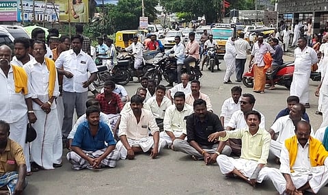 இளைஞா் தற்கொலை விவகாரம்: அதிகாரி மீது நடவடிக்கை கோரி பாமக மறியல்