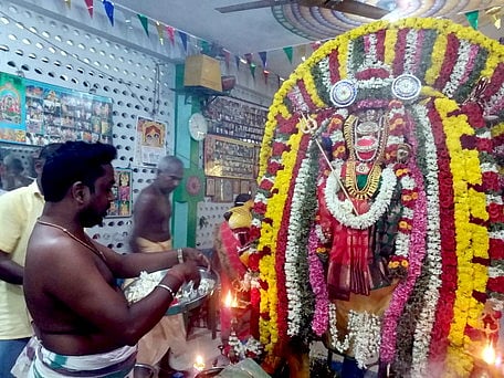 சிம்ம வாகனத்தில் வீதியுலாவுக்கு எழுந்தருளிய குட்டைக்கரை காளியம்மன்.