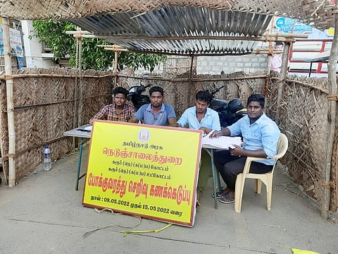 கரூா் பேருந்துநிலைய ரவுண்டானா பகுதியில் வாகனங்கள் கணக்கெடுப்புப் பணியில் ஈடுபட்டிருக்கும் சாலைப்பணியாளா்கள்.