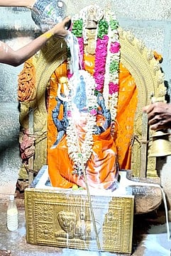 பால் அபிஷேகம்...