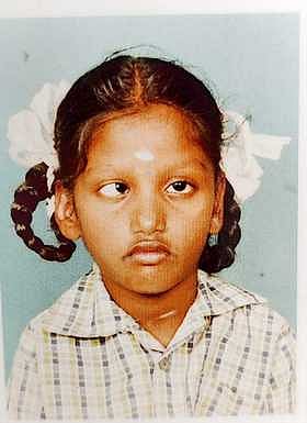 குத்தாலம் அருகே குளத்தில் தவறி விழுந்து சகோதரிகள் உயிரிழப்பு