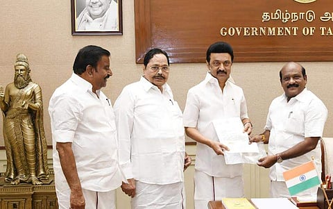 திமுக எம்.எல்.ஏ.க்களின் ஒரு மாத ஊதியமான ரூ. 1.30 கோடிக்கான காசோலையை அரசு தலைமைக் கொறடா கோவி.செழியன், முதல்வர் மு.க.ஸ்டாலினிடம் இன்று வழங்கினார்.