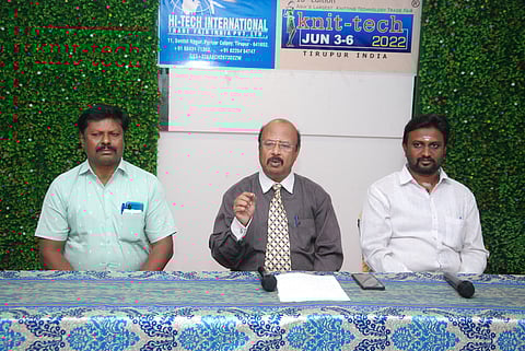 செய்தியாளா்கள் சந்திப்பில் பேசுகிறாா் நிட்டெக் கண்காட்சி தலைவா் எம்.ஏ.ராயப்பன். உடன், நிட்டெக் கண்காட்சி இயக்குநா் ஏ.ராதாகிருஷ்ணன், நிட்டெக் வா்த்தக மேலாளா் ஜி.ஹரீஷ்குமாா்.