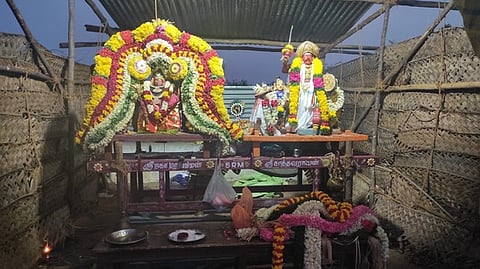 சித்திரைத் திருவிழாவில் சிறப்பு அலங்காரத்தில் மகா மாரியம்மன், காத்தவராயன்.