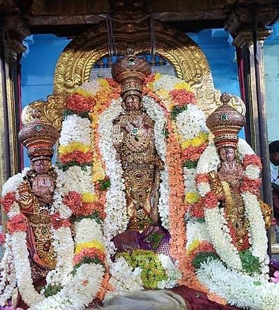 தங்க சப்பரத்தில் வீதி உலா வந்த ஸ்ரீதேவி பூதேவியருடன் உற்சவர் வரதராஜ பெருமாள்.