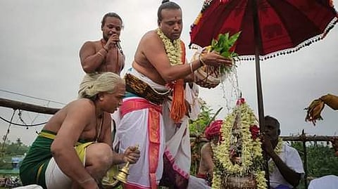 சீர்காழி  கைலாசநாதர்  கோயிலில் கும்பாபிஷேகம்: கொட்டும் மழையிலும் சாமி தரிசனம்