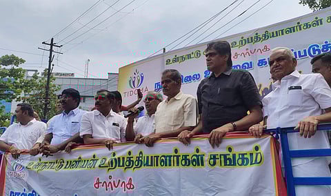 திருப்பூர் மாநகராட்சி அலுவலகம் முன்பாக சனிக்கிழமை ஆர்ப்பாட்டத்தில் ஈடுபட்ட உள்நாட்டு பின்னலாடை உற்பத்தியாளர்கள் சங்கத்தினர்.
