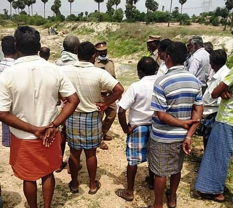 வைகுந்தம் பகுதியில் உள்ள நல்ல தண்ணி குட்டையில் சனிக்கிழமை தண்ணீரில் மூழ்கி இரு சகோதரிகள் உயிரிழந்த இடத்தில் விசாரணை நடத்தி வரும் சங்ககிரி காவல்துறையினர்.