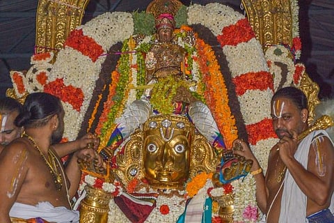 காஞ்சிபுரம்: கருட வாகனத்தில் பெருமாள் வீதியுலா