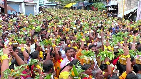 பால்குடம் எடுத்து நேர்த்திக்கடன் செலுத்தும் பக்தர்கள்