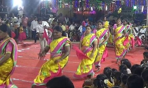 சித்திரை திருவிழாவை முன்னிட்டு நடைபெற்ற ஒயிலாட்ட நிகழ்ச்சியில்  அசத்தலாக ஒயிலாட்டம் ஆடிய பெண்கள்.