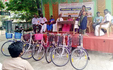 எருமைவெட்டி அரசுப் பள்ளியில் இலவச சைக்கிள் வழங்கும் நிகழ்ச்சியில் பேசிய செய்யாறு கல்வி மாவட்ட அலுவலா்