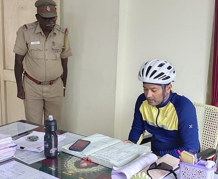 சிறுகனூா் காவல் நிலையத்தில் ஆய்வு செய்த மாவட்டக் காவல் கண்காணிப்பாளா் சுஜித்குமாா்.