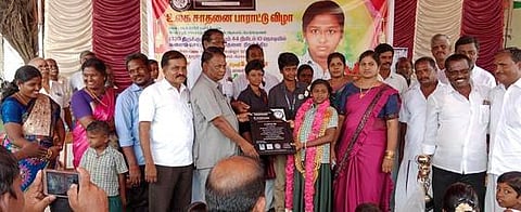 நிகழ்ச்சியில் 1330 திருக்குறளை ஒப்பித்தமைக்காக சான்றிதழ், பரிசுக் கேடயம் பெற்ற மாணவி காவ்யாஸ்ரீ.