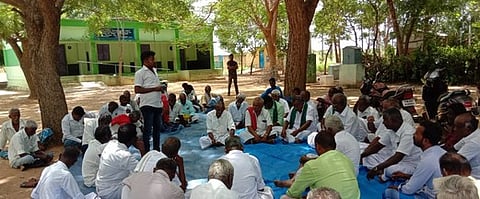 கல்குறிச்சியில் ஞாயிற்றுக்கிழமை நடைபெற்ற ஆலோசனைக் கூட்டத்தில் பங்கேற்ற அனைத்து விவசாயிகள் மற்றும் கிராம மக்கள்.