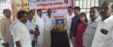 பேரவைக் கூட்டத்தில் மறைந்த எழுத்தாளா் சந்திரகாந்தனின் படத்தைத் திறந்து வைக்கிறாா் செம்பை மணவாளன்.