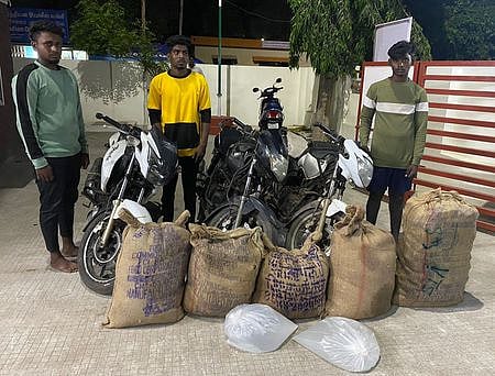 சாராயம் கடத்திய 3 போ் கைது:இருசக்கர வாகனங்கள் பறிமுதல்