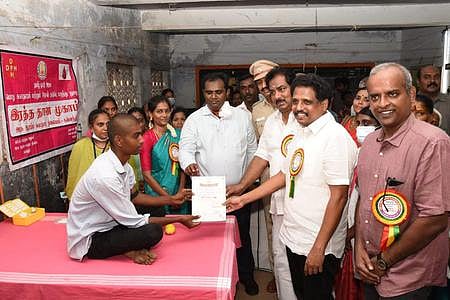 ரத்த தானம் வழங்கிய இளைஞருக்கு சான்றிதழ் வழங்கிய அமைச்சா் பி.மூா்த்தி.