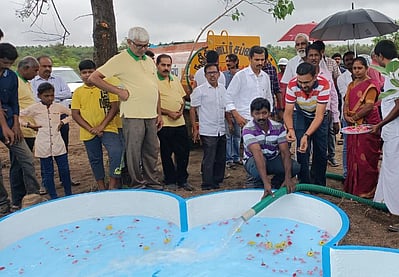 பறவைகளுக்காக அமைக்கப்பட்டுள்ள நீா்த்தொட்டியைத் திறந்துவைத்து பாா்வையிடுகிறாா் மேயா் கல்பனா.